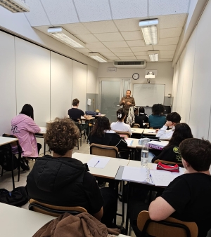 Il Dott. Emanuele Trebbia Illumina gli Studenti Parrucchieri dell’Apro sulle Patologie del Cuoio Capelluto.